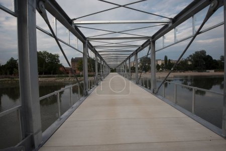 Téléchargez les photos : Pont en fer dans la construction de fermes à des fins de circulation et de transport - en image libre de droit