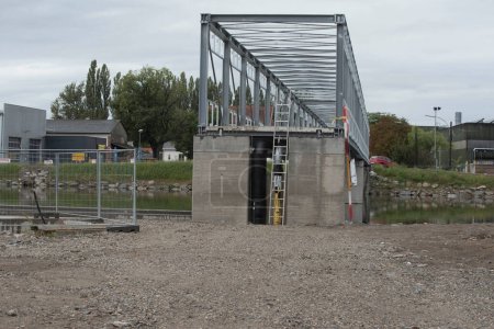 Téléchargez les photos : Pont en fer dans la construction de fermes à des fins de circulation et de transport - en image libre de droit