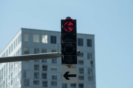 semáforo rojo en la calle, símbolo de parada