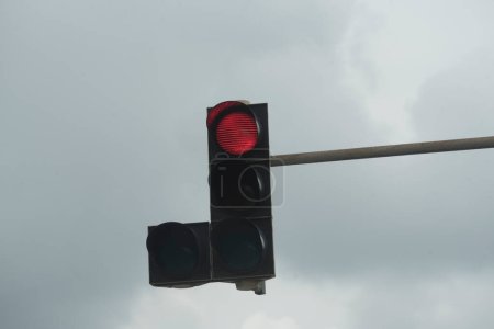 semáforo rojo en la calle, símbolo de parada