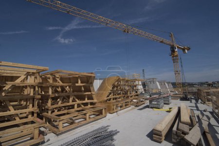 Foto de Grúa de construcción en la industria de la construcción, maquinaria pesada en el sitio de construcción - Imagen libre de derechos