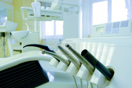 Tratamiento dental y equipo médico para la salud de los pacientes