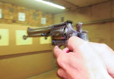 Scheibenschütze am Schießstand, Indoor-Sport mit Waffe