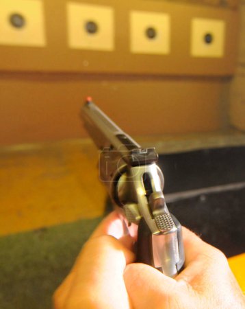 Téléchargez les photos : Tir de cible à un champ de tir, sports d'intérieur avec arme - en image libre de droit