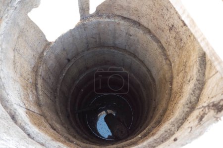 un drenaje, así como el suministro de agua con agua dulce y limpia