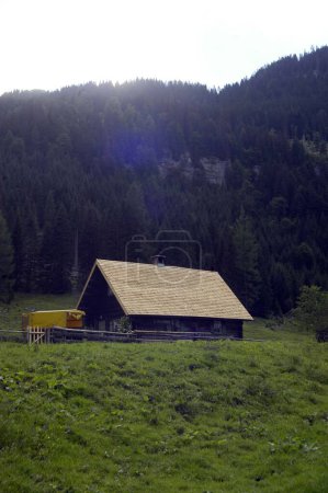 cabane alpine et alpinisme dans un alpage, agriculture dans les Alpes