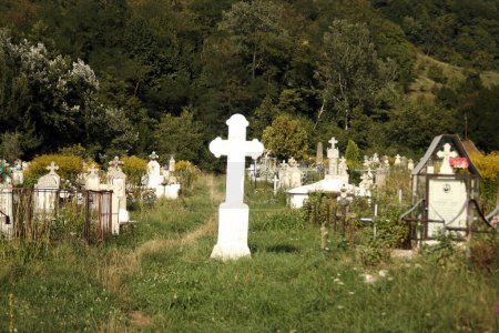 Téléchargez les photos : Un cimetière ou un cimetière où les morts sont enterrés - en image libre de droit