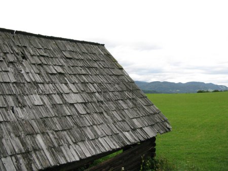 teja de madera en un techo de la casa en una antigua casa de granjeros