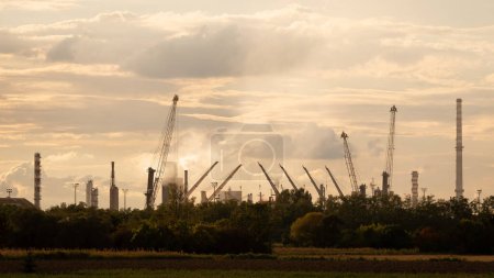 Téléchargez les photos : Zone industrielle et portuaire de Ravenne, Le district de production est composé d'un pôle chimique et pétrochimique, d'installations thermoélectriques et métallurgiques. - en image libre de droit