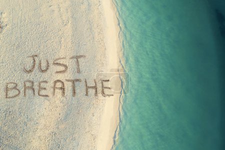 Foto de Alto ángulo de visión de escrito a mano Solo respirar en la playa de arena en el día soleado, relajarse y el concepto de verano, Zanzíbar, Tanzania. - Imagen libre de derechos