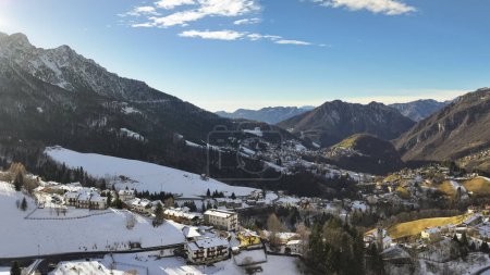 Téléchargez les photos : Vue aérienne de la vallée du Riso et de la ville de Zambla, arrière-plan des Alpes d'Orobie, Lombardie, Italie - en image libre de droit