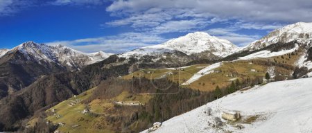 Téléchargez les photos : Vue aérienne du mont Arera, du mont Alben et du mont Grem dans la vallée de la Seriana et la vallée de Brembana, lombardie, Bergame, Italie - en image libre de droit