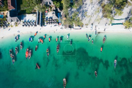 Téléchargez les photos : Vue aérienne des bateaux de pêche et des parasols sur la côte tropicale de la mer avec plage de sable.Voyage d'été à Zanzibar, Afrique.. - en image libre de droit