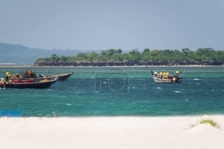 Fischerboote, die am sonnigen Tag in Strandnähe festmachen, Sansibar, Tansania Afrika