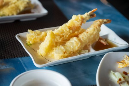 Schöne Aussicht auf zubereitete japanische Garnelen Tempura Rezept mit Ingwer-Ponzu-Sauce im Restaurant