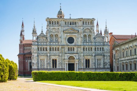 Kloster Certosa di Pavia, historischer monumentaler Komplex mit einem Kloster und einem Heiligtum. Grüner Hof und eine Kirche. Rechts der Ducale-Palast, Pavia, Italien.