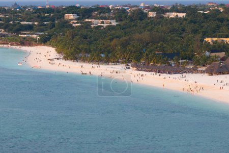 Sansibar Strand mit vielen Menschen, Hintergrund Luxus-Resort und Palmen. Szene ist entspannt und lustig, Sommerkonzept, Tansania, Sansibar