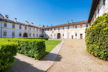 Kloster Certosa di Pavia, historischer monumentaler Komplex mit einem Kloster und einem Heiligtum. Grüner Hof und eine Kirche. Rechts der Ducale-Palast, Pavia, Italien.