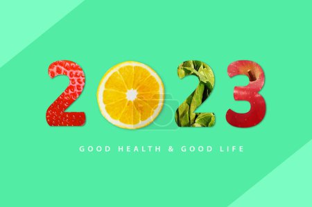 Foto de 2023 Feliz Año Nuevo para la salud. Frutas y hortalizas que hacen 2023 número. fresa, naranja, manzana. - Imagen libre de derechos
