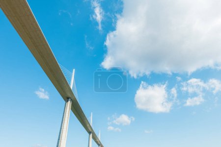 Foto de Puente del Viaducto de Millau, el puente más alto del mundo. Departamento de Aveyron. Francia. - Imagen libre de derechos