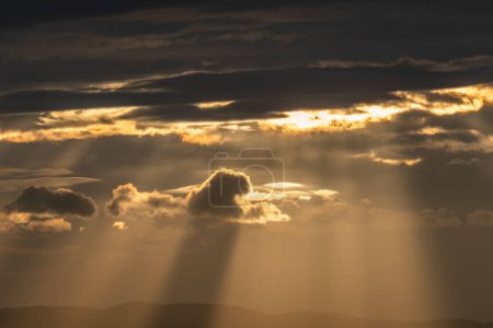 Téléchargez les photos : Rayons de lumière des rayons du soleil à travers les nuages le matin. Alsace, France. - en image libre de droit
