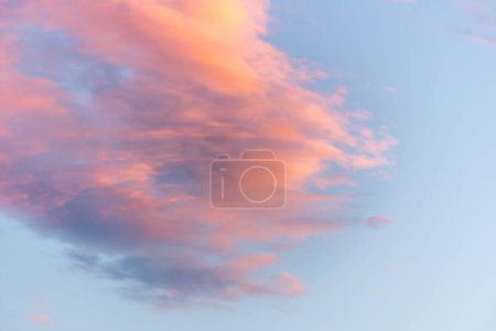 Foto de Cielo de nubes rosadas y anaranjadas al atardecer. Alsacia, Francia. - Imagen libre de derechos