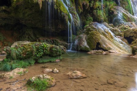 Téléchargez les photos : La cascade de Baume-les-Messieurs est une destination touristique en été. Jura, France. - en image libre de droit