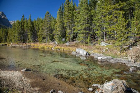 Téléchargez les photos : Lac Fork Creek dans les montagnes Beartooth, Montana - en image libre de droit