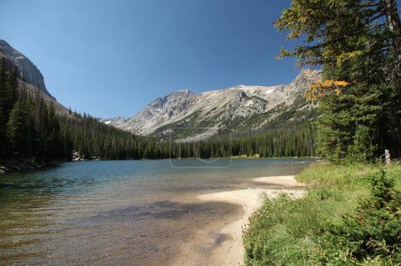 Téléchargez les photos : Keyser Brown Lake à Beartooth Mountains, Montana - en image libre de droit
