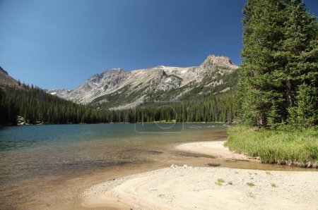 Téléchargez les photos : Keyser Brown Lake à Beartooth Mountains, Montana - en image libre de droit