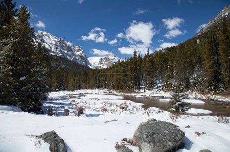 Lago Fork Creek con nieve fresca de primavera en Beartooth Mountains, Montana