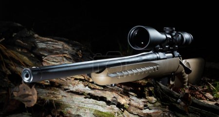 Téléchargez les photos : Fusil de chasse à haute puissance sur un fusil de chasse à boulon dans une forêt sombre - en image libre de droit