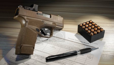 Téléchargez les photos : Pistolet semi-automatique et munitions avec un formulaire du domaine public 4473 - en image libre de droit