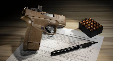 Téléchargez les photos : Formulaire 4473 du domaine public avec pistolet et munitions sur une table - en image libre de droit