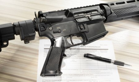 Téléchargez les photos : AR-15 et le domaine public FBI NICS formulaire de contrôle avec un stylo - en image libre de droit