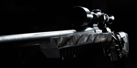 Téléchargez les photos : Portée haute puissance sur un fusil à action par boulon noir - en image libre de droit