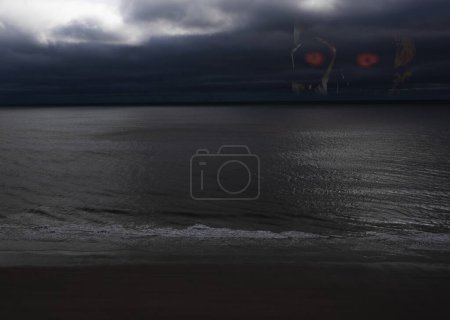 Foto de Peligro acechando sobre el océano en una tormenta lejana - Imagen libre de derechos