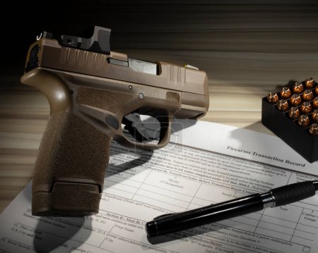 Téléchargez les photos : Pistolet semi-automatique avec domaine public 4473 Formulaire FBI pour son achat - en image libre de droit