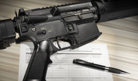 Téléchargez les photos : Fusil d'assaut avec le domaine public Formulaire de vérification des antécédents du FBI et stylo - en image libre de droit