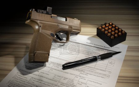 Téléchargez les photos : Formulaire 4473 du domaine public pour acheter un pistolet avec pistolet et munitions sur la table - en image libre de droit