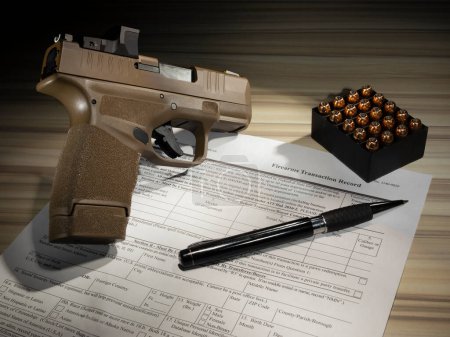 Téléchargez les photos : Pistolet et munitions prêts à l'achat avec formulaire 4473 du domaine public sur la table à remplir - en image libre de droit