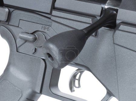 Foto de Empuñadura de perno en un rifle moderno con gatillo y seguridad visible detrás. - Imagen libre de derechos