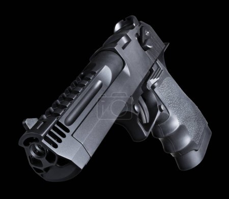 Téléchargez les photos : Grand pistolet semi auto sur fond noir - en image libre de droit