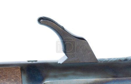 Acercamiento del martillo en un rifle de palanca de acción con un receptor endurecido en color en la posición accionado aislado en blanco en una toma de estudio.