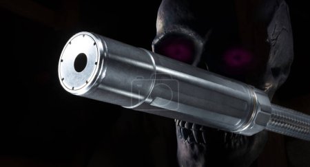 Téléchargez les photos : Crâne violet derrière un suppresseur sur noir - en image libre de droit