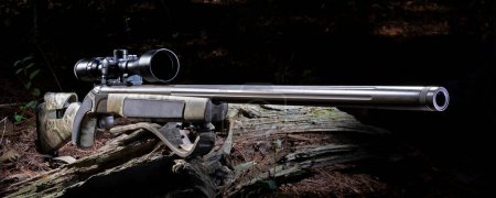 Rifle muzzeloader en línea con óptica para la caza moderna