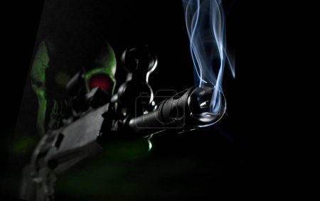 Menschlicher Schädel auf einem KI-Roboter im Dunkeln mit leuchtendem Infrarot-Erkennungsauge, das ein Sturmgewehr hält, aus dem Rauch auf schwarzem Hintergrund aufsteigt.