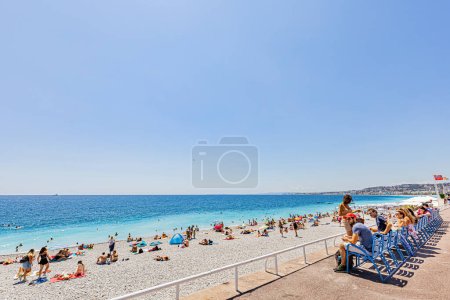 Photo for Nice and its charms at the height of summer in scorching heat. Nice et ses charmes en plein coeur de l'ett sous une chaleur caniculaire. - Royalty Free Image