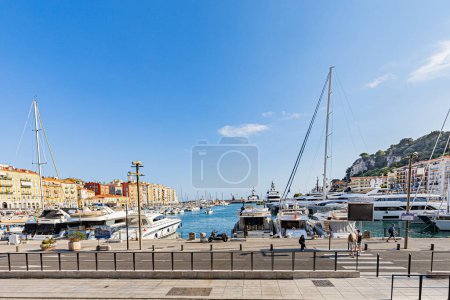 Photo for Nice and its charms at the height of summer in scorching heat. Nice et ses charmes en plein coeur de l'ett sous une chaleur caniculaire. - Royalty Free Image