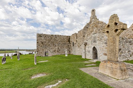 Photo for Le monastere de Clonmacnoise dans le comte d'Offaly, croix celtiques, tour ronde. The monastery of Clonmacnoise in County Offaly, Celtic crosses, round tower. - Royalty Free Image